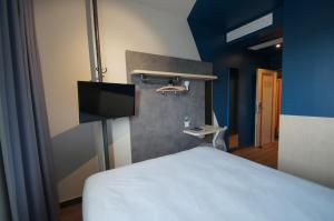 Hotels ibis budget Loudeac Velodrome : Family Suite with Two Connecting Bedrooms