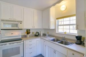 Fenced Yard and Grill Orville Cottage Near Trails!