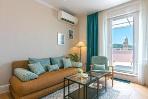 Split Eye Apartment