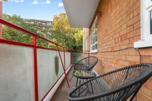 Central Whitechapel - Steps from Station & Sights!