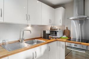 Central Whitechapel - Steps from Station & Sights!