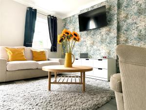 Stylish Village Townhouse w Parking β Near Leeds & York