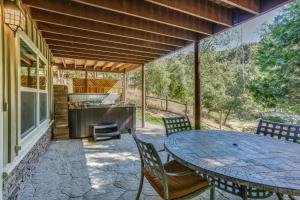 Rustic Oakhurst Retreat < 4 Mi to Bass Lake!
