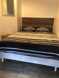 Appartements L'appart du bourg - 4 chambres lits doubles - sur 2 niveaux - 2 salles de bain - sejour avec espace salon et cuisine equipee ouverte sur le sejour - : photos des chambres