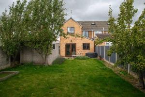 Spacious 3 Bed House in Near A1, A19, Contractors, Free Parking