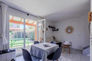 Maisons de vacances House with garden near beach : photos des chambres