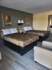 Double Room with Two Double Beds room in Budget Host Inn Bristol