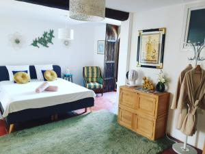 B&B / Chambres d'hotes Les 2 Droles d'Oiseaux : Chambre Double avec Salle de Bains Privative