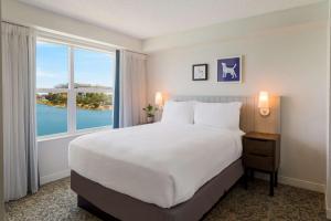 Bay View Studio Suite Queen room in Sonesta ES Suites San Francisco Airport Oyster Point Waterfront