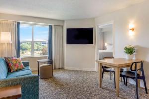 Hearing Accessible Bay View One Bedroom Suite Queen room in Sonesta ES Suites San Francisco Airport Oyster Point Waterfront