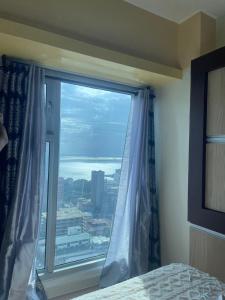 Modern Bayview Condo in 8 Adriatico