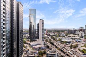 Southbank Apartment with Skyline View: 5-Min Walk to CROWN Casino
