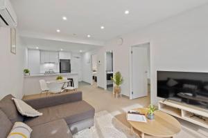 Southbank Apartment with Skyline View: 5-Min Walk to CROWN Casino