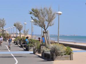 Appartements Appartement Moderne 2 Ch. - Proche Plage - Box WiFi - Tout Confort - FR-1-323-280 : photos des chambres