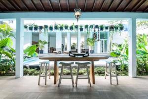 Deluxe Tropical 6 BR Villa Near Beach