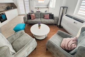 ~ VelveT ~ Central & Quiet Flat + Private Parking