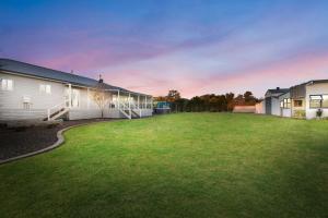 Kulang Retreat in charming Broke with Large Swim Spa and games room suits up to 14 guests