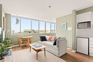 The Norfolk - A Bright Beachside Hideaway with Pool - Queenscliff