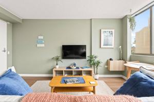 The Norfolk - A Bright Beachside Hideaway with Pool