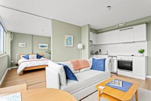 The Norfolk - A Bright Beachside Hideaway with Pool