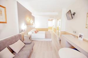 Triple Room (2 Adults + 1 Child) room in Hotel Alfonso VIII