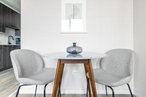 W Loop Studio w Pool Gym nr Restaurant Row CHI-283