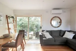 Central Treetop Overlook with Parking in Windsor - Toorak 