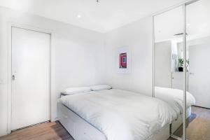 The Looking Glass - Sub-Penthouse Style in the CBD