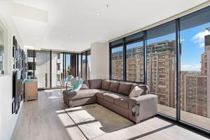 The Looking Glass - Sub-Penthouse Style in the CBD