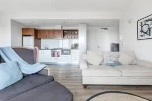 Bright, Open Plan-Living with Stunning City Views - Coburg