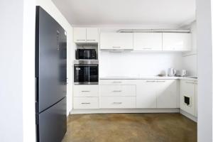 The Lookout - Sunny St Kilda Contemporary