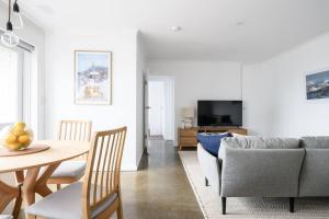 The Lookout - Sunny St Kilda Contemporary