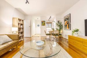 Coolullah Catch - Enjoy Mid-Century Urban Living