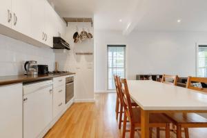 Big Blue - A Sunny Escape near Port Melbourne Beach