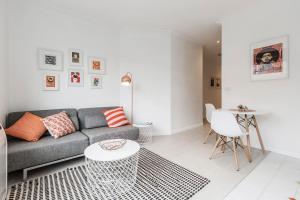 Stylish Treetop Escape on Buzzing Swanston Street