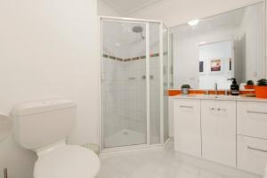 Stylish Treetop Escape on Buzzing Swanston Street