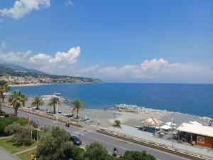 Appartamento con terrazza fronte mare