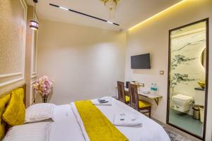 La Hotel Metro near BKC