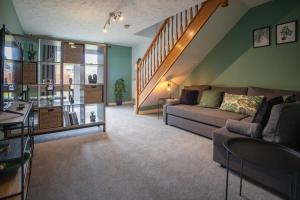 Hereford - Woodpecker House - Comfortable Modern House Located in South Hereford - Sleeps 6 - Perfect for Accessing Hereford Enterprise Zone in Rotherwas - Hosted By RENTMYHOUSE