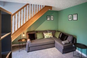 Hereford - Woodpecker House - Comfortable Modern House Located in South Hereford - Sleeps 6 - Perfect for Accessing Hereford Enterprise Zone in Rotherwas - Hosted By RENTMYHOUSE