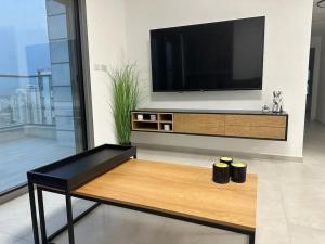 Elegant 3 bedroom Ocean view Condo in Kiryat Yam - 4hvězdičkové hotely ve městě Qiryat Yam