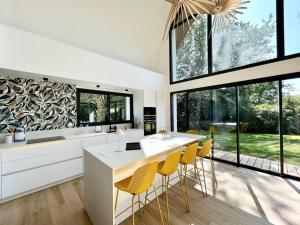 Villas Villa neuve contemporaine avec piscine : photos des chambres