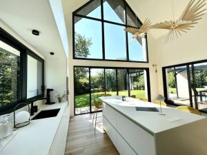 Villas Villa neuve contemporaine avec piscine : photos des chambres