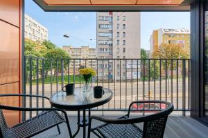 Nowoczesny Apartament z Balkonem i Parkingiem w Centrum Wrocławia by Renters