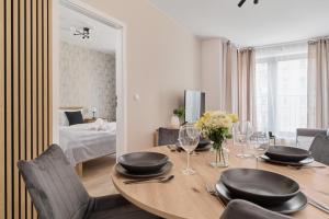 Nowoczesny Apartament z Balkonem i Parkingiem w Centrum Wrocławia by Renters