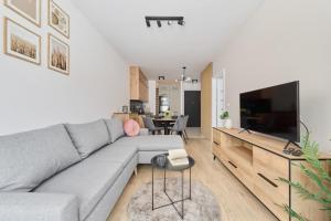 Nowoczesny Apartament z Balkonem i Parkingiem w Centrum Wrocławia by Renters