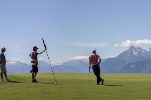 Sunny 2 BR w large terrace, stunning views & pool