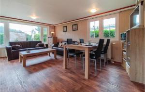 Nice Home In Heinkenszand With Wifi