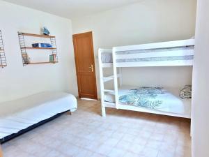 Maisons de vacances Maison Cavalaire-sur-Mer, 40 pieces, 7 personnes - FR-1-226B-86 : photos des chambres