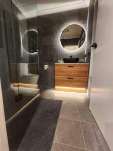 Secluded Bayside Oasis With Modern Comfort By The Coast